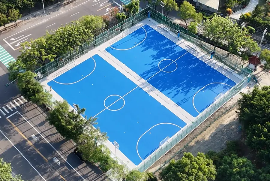 施工後，空拍藍色球場