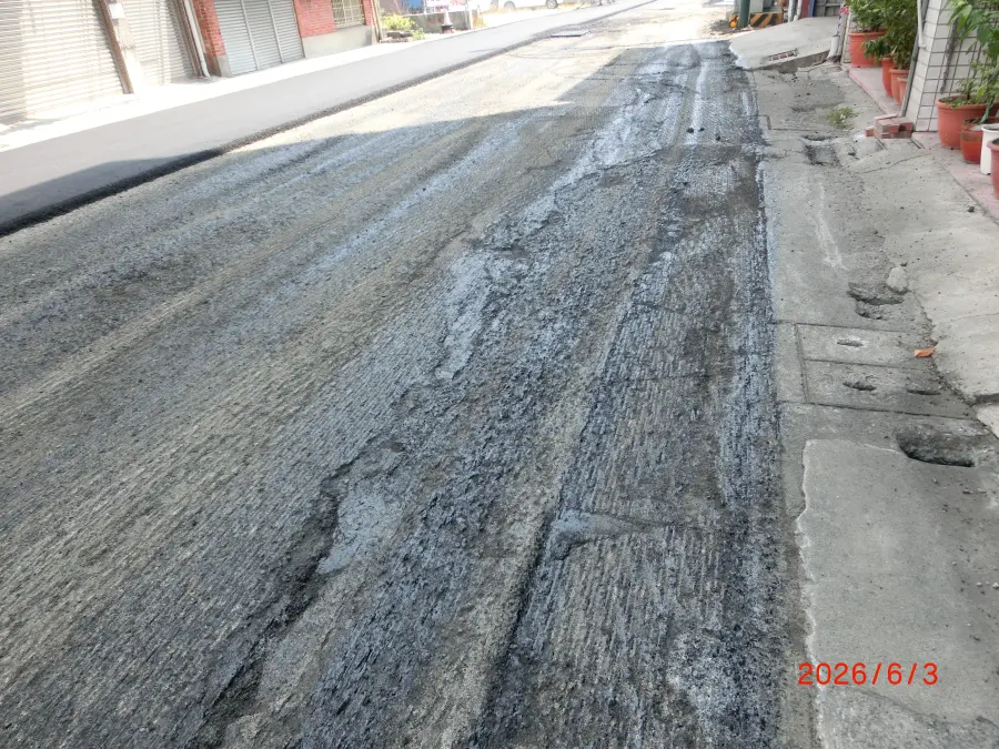 施工中，刨除舊路面