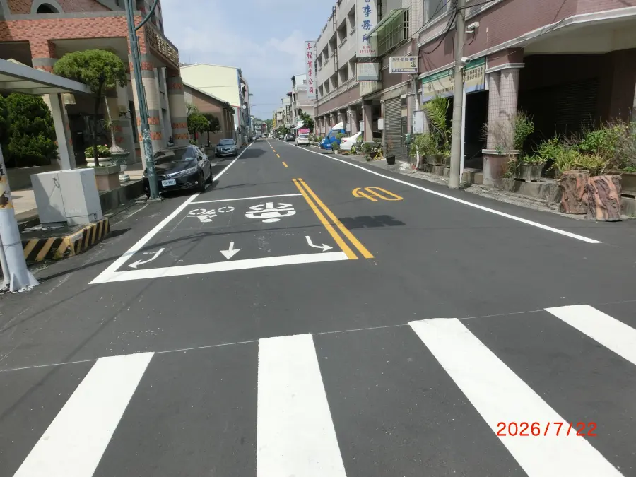 施工後，新鋪路面與標線