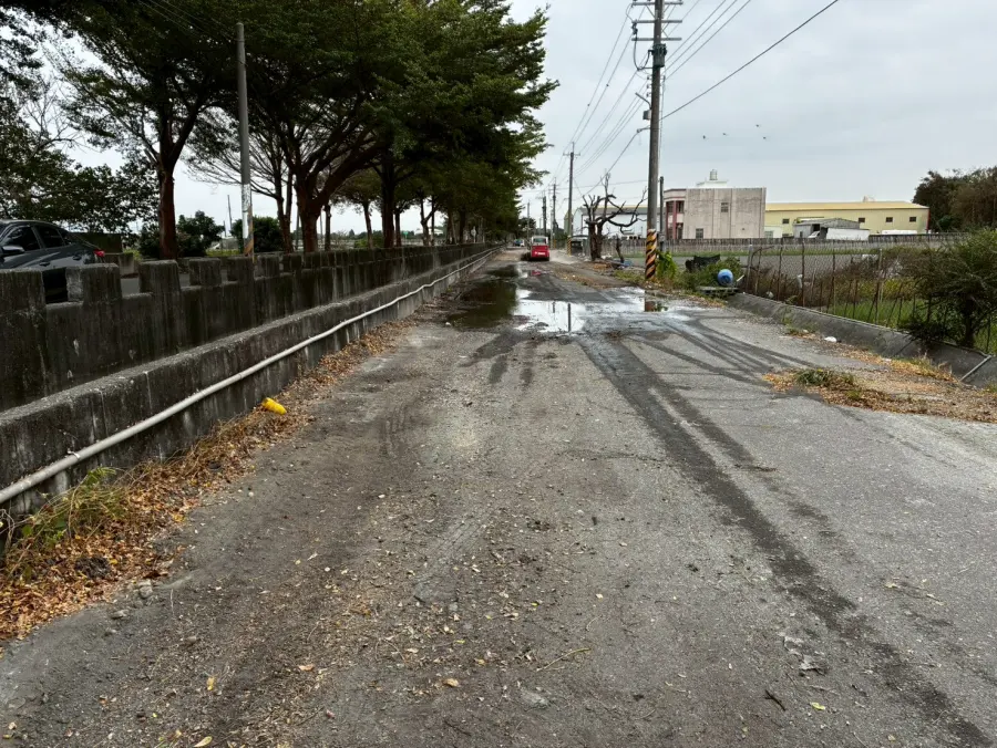 施工前，積水破損的道路