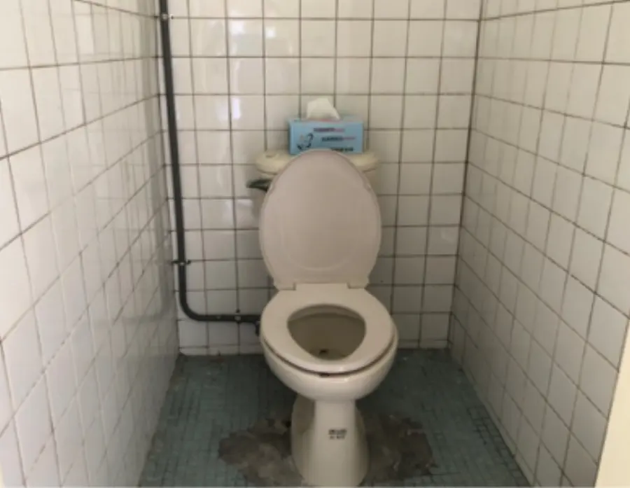 施工前，老舊廁所
