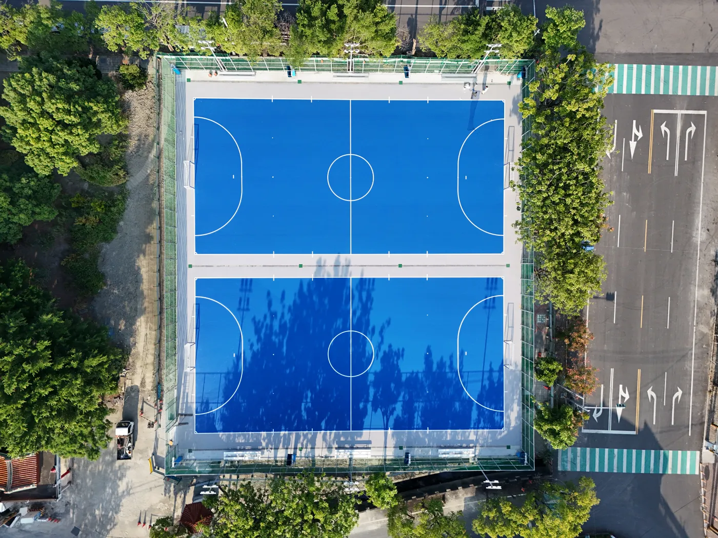 正上方空拍，兩座並排的球場