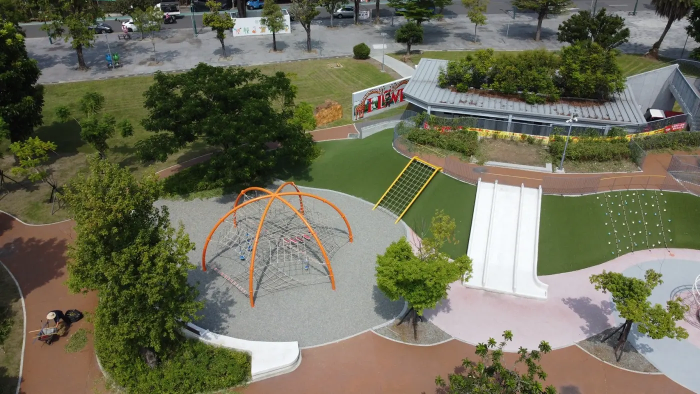 公園遊憩區空拍照，可見曲線步道與遊具